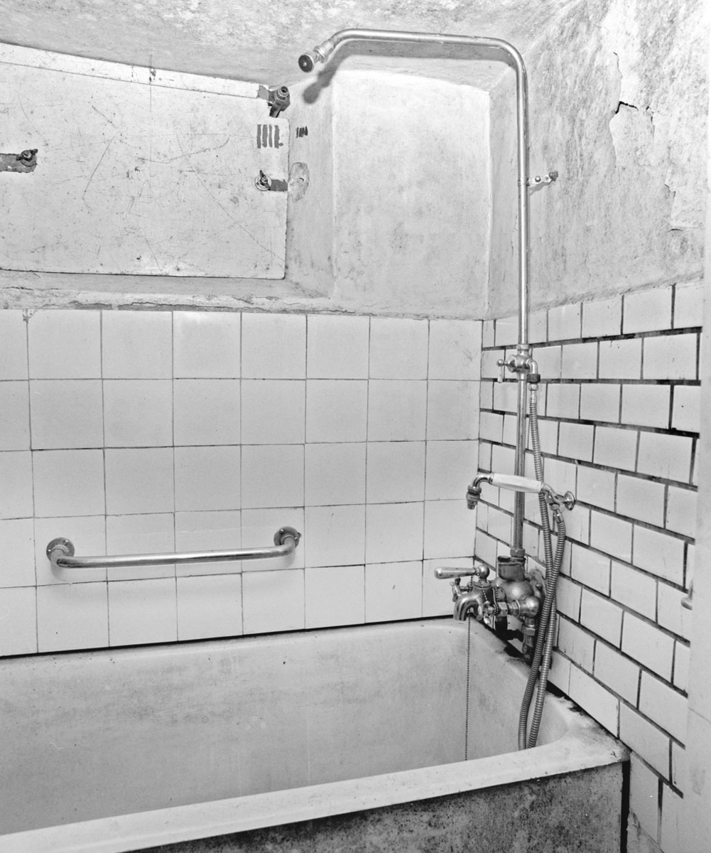 Interiør: bad, badekar/dusj, flislagt vegg.

