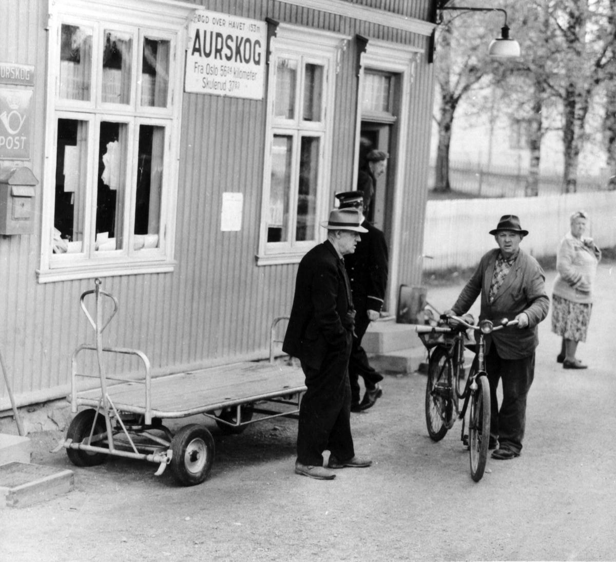 Bydefolk møter opp på Aurskog stasjon ved togankomst.
Mannen med sykkelen på bildet er Sigurd Teigen.