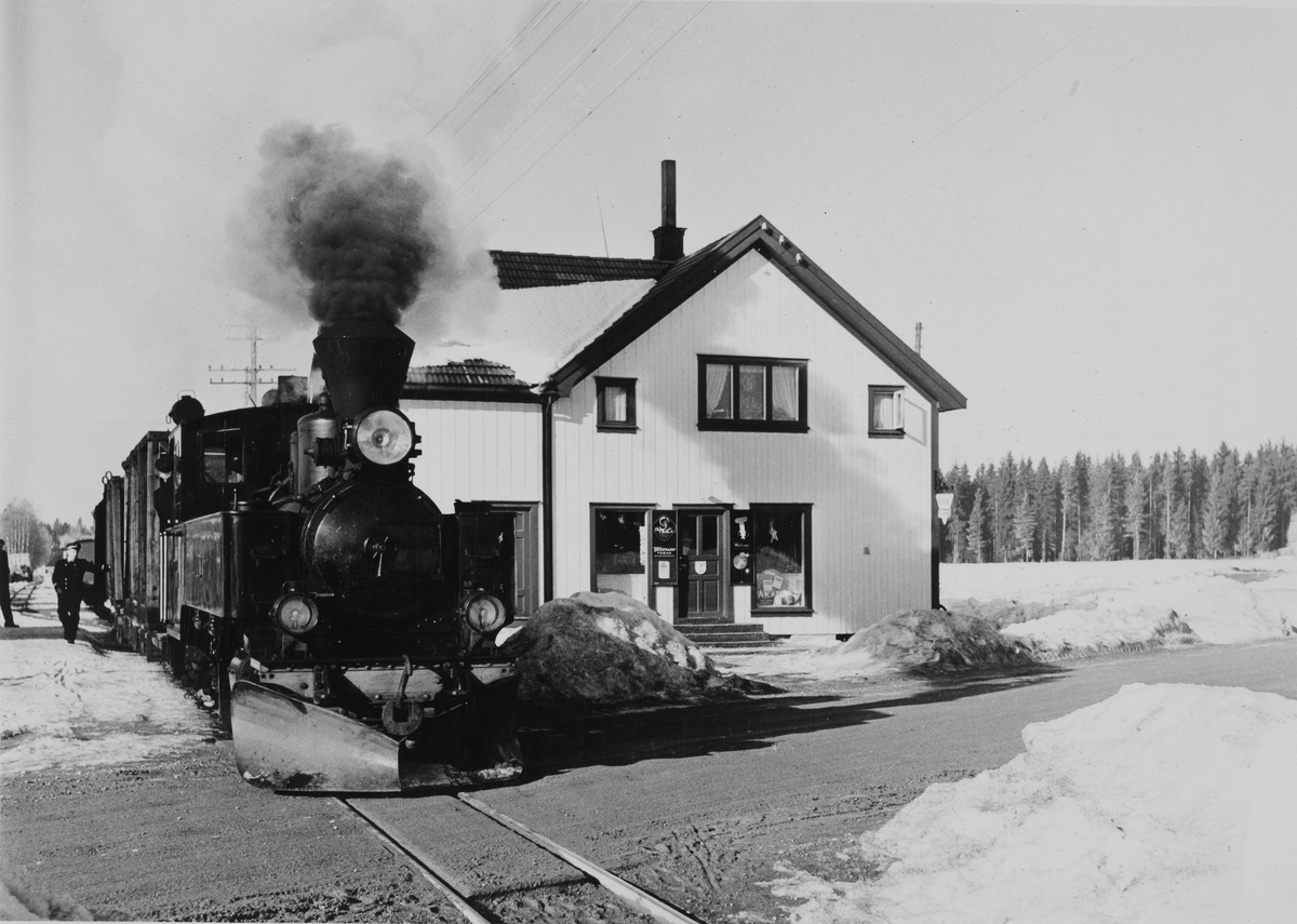 Aurskog-Hølandbanens damplokomtiv XXIXb nr. 7 PRYDZ med blandet tog på Finstadbru stasjon