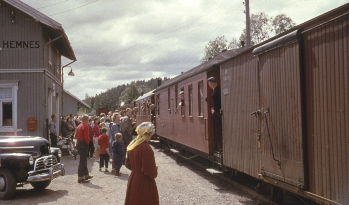 Mange fremmøtte til et av de siste togene på Hemnes stasjon