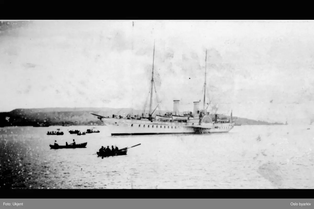 Hjuldamper og småbåter på Oslofjorden. Sannsynligvis fra den tyske keiserens besøk 1. juli 1890. Se også serien A-20031/U/0007/001 - 003.