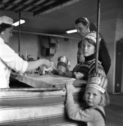 Familiebesøk på Tiedemans Tobakfabrik - fabrikkeier Johan H.