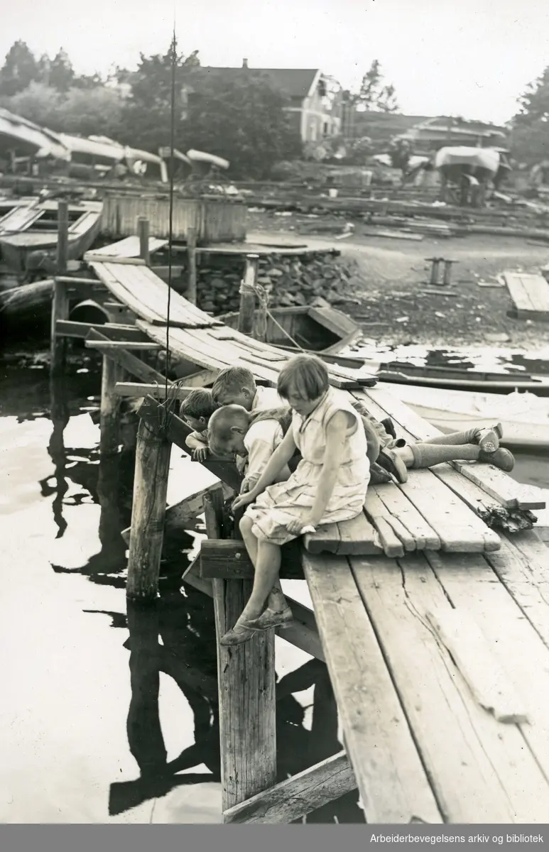 Fire barn på en brygge,.1930-35.