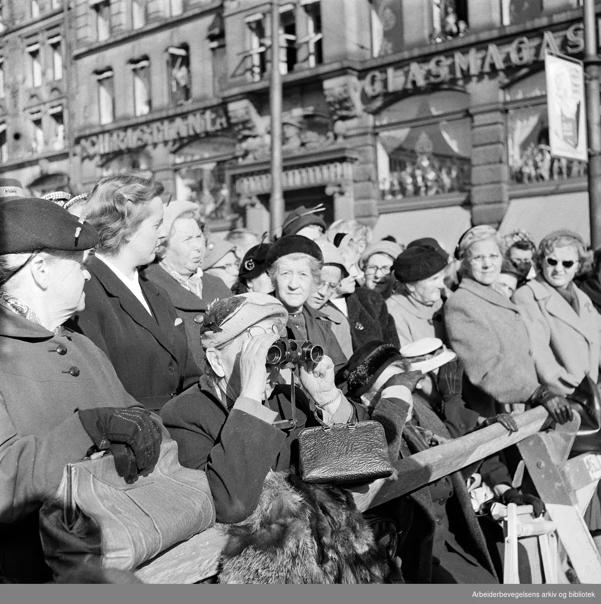 Kong Haakon VIIs gravferd..Publikum på Stortorget,.oktober 1957