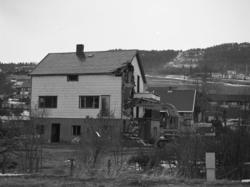 Riving av huset der hvor Nesset sparebank skal bygges.