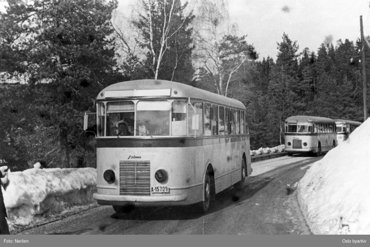 Evakuering av gamle og pleiepasienter fra Lille Tøyen pleiehjem på vei til Frognersteren, Oslo sporveiers buss, A-15709, Strømmen/Hall-Scott, 1937