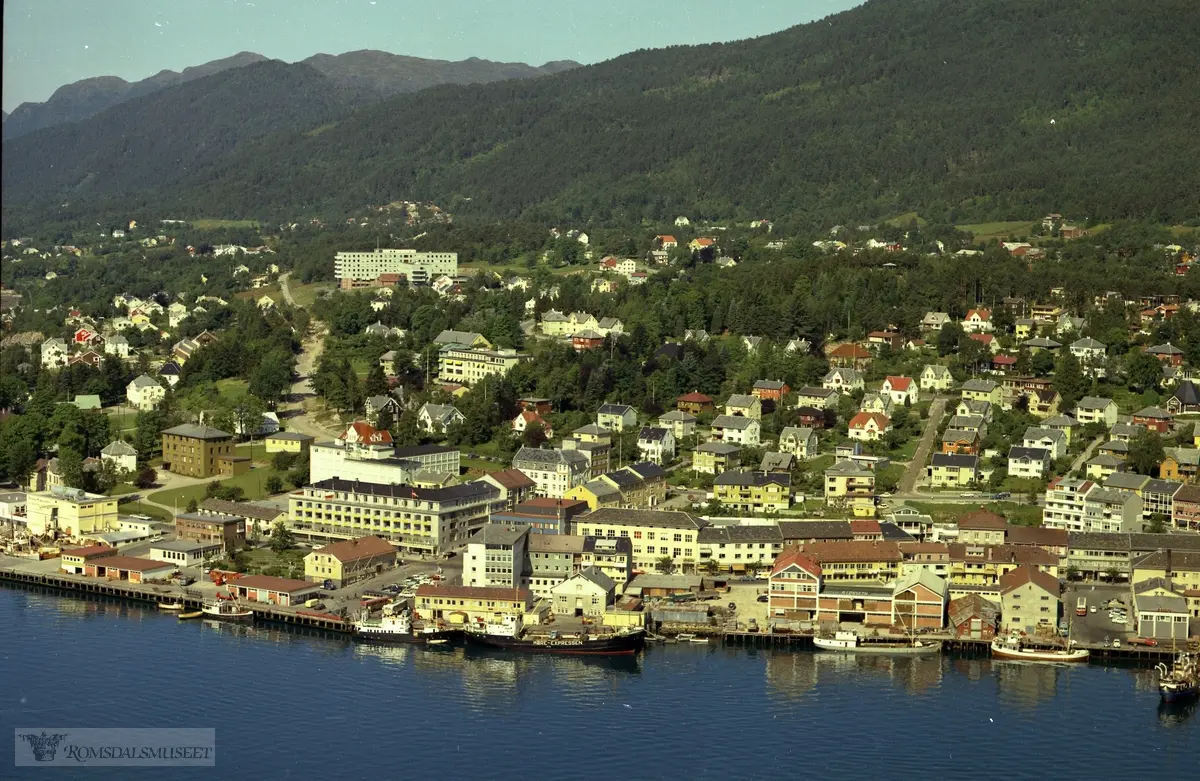 Molde sentrum, vestre del av Storgata.Alexandra Hotell, med båten Møre expressen ligger til kai. A. Lønseth trelager og Molde Jarnvareforretning..