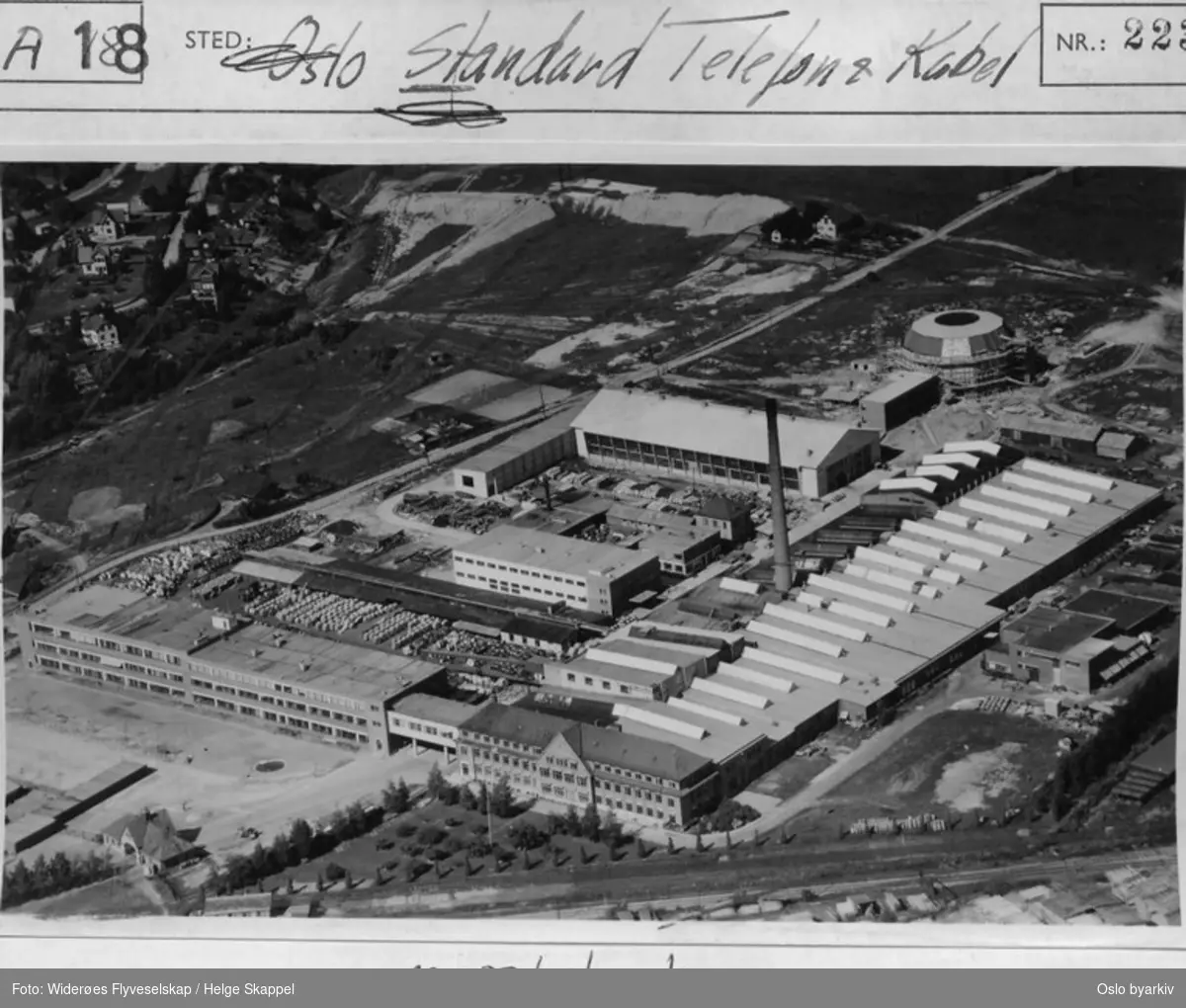 Standard Telefon- og Kabelfabrikk (STK). Alnabanen. (Flyfoto)