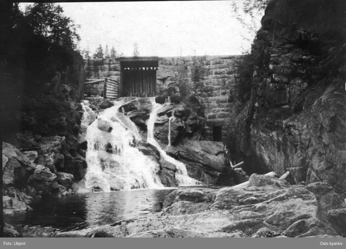 Hakklodammen (steindam) i Hakkloa (sett fra nedsiden) med damluker / åpning for tømmer.