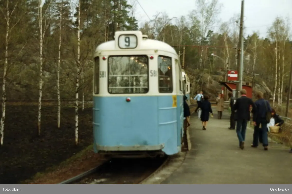 Høkatrikk med tilhenger (fra Stockholm) nummer 581 på linje 9 ved endestasjonen / trikkesløyfen på Ljabru.