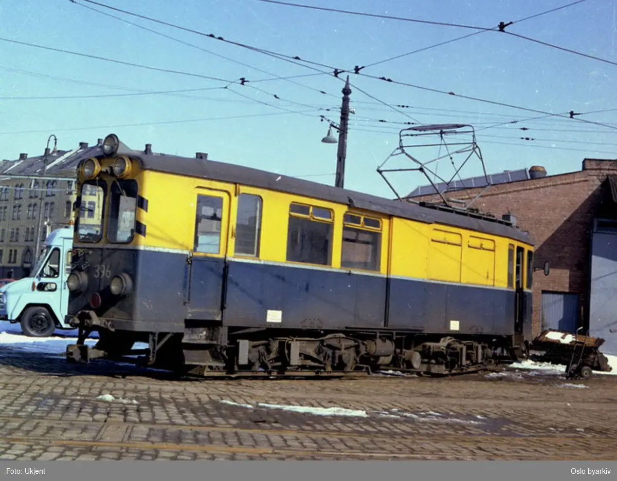 Bærumsbanen, A-vogn 398. De siste A-vognene ble utrangert i 1958, men som arbeidsvogn gikk de helt fram til 1990- tallet. Her på banetomta.