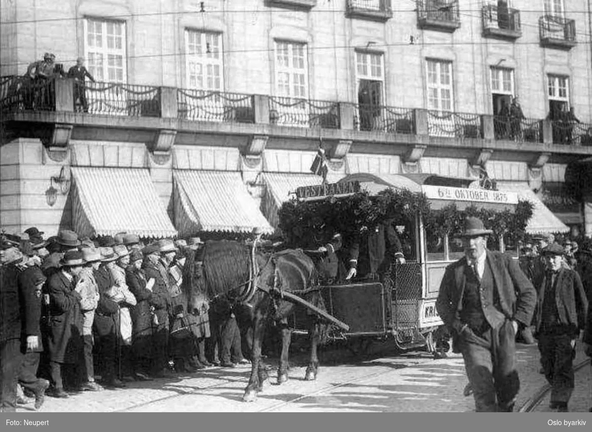 Oslo Sporveier. Hestesporvogn 6, jubileumskortesje 6. oktober 1925 (Sporveien 50 år) utenfor Grand Hotel. Tilskuere.