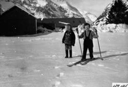 Gunnhild og Paula Reitan på ski i 1968. Vi ser at gammelfjøs