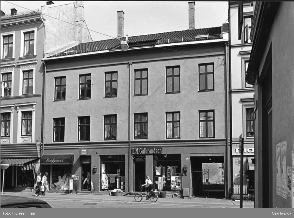 Rehabilitert bygård. Opp-pusset fasade i puss, Markveien 52. Klesutikk, E. M. Gulbrandsen.