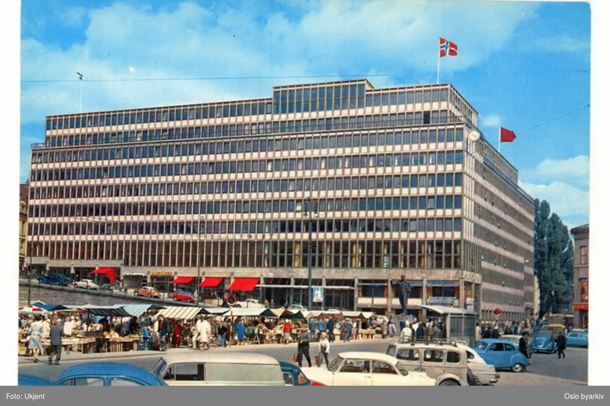 Folkets Hus, Youngs gate 11, fra 1962 (senere utvidet, utbedret). Youngstorget med torghandel, torgboder. Torggata. Parkerte biler. Fra 1960-tallet. Postkort.
