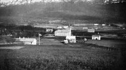 Parti frå Eidsvåg, Stubø/Langset Kirka er lys beige, tårnet 