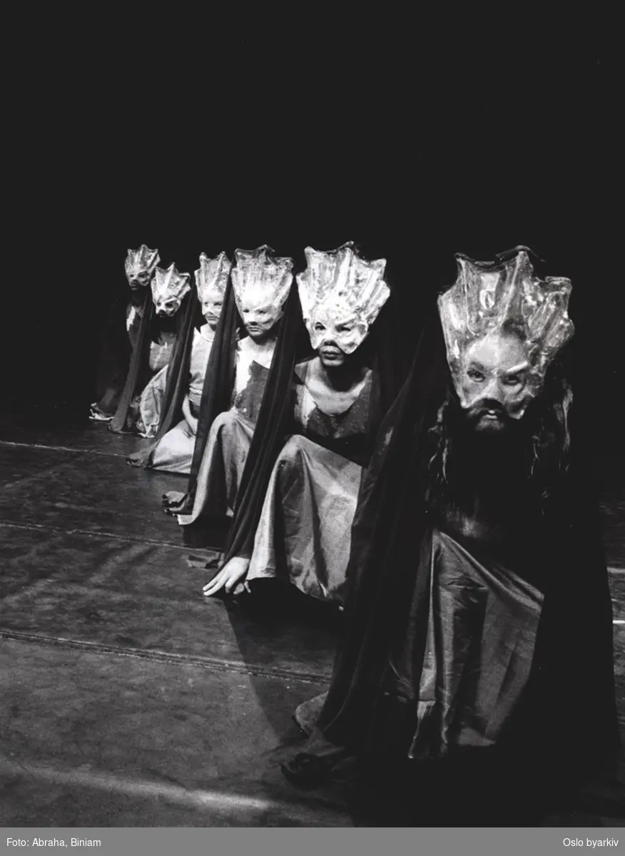 "Gudene kan ikke klandres", teaterforestilling på Parkteatret. 3-10. oktober 1996.Kontakt Nordic Black Theatre ved ev. bestilling av kopier.