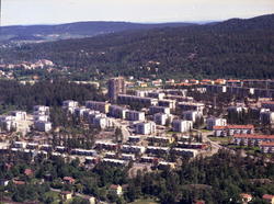 Villabebyggelse i Damfaret foran til venstre. Rekkehus i Sve