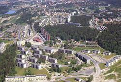 Welding Olsens vei i front, med Rustad gård i Rustadgrenda b