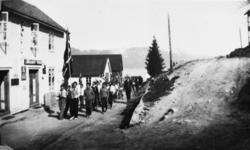 17. mai-toget passerer butikken til Nilsen på Eidsøra