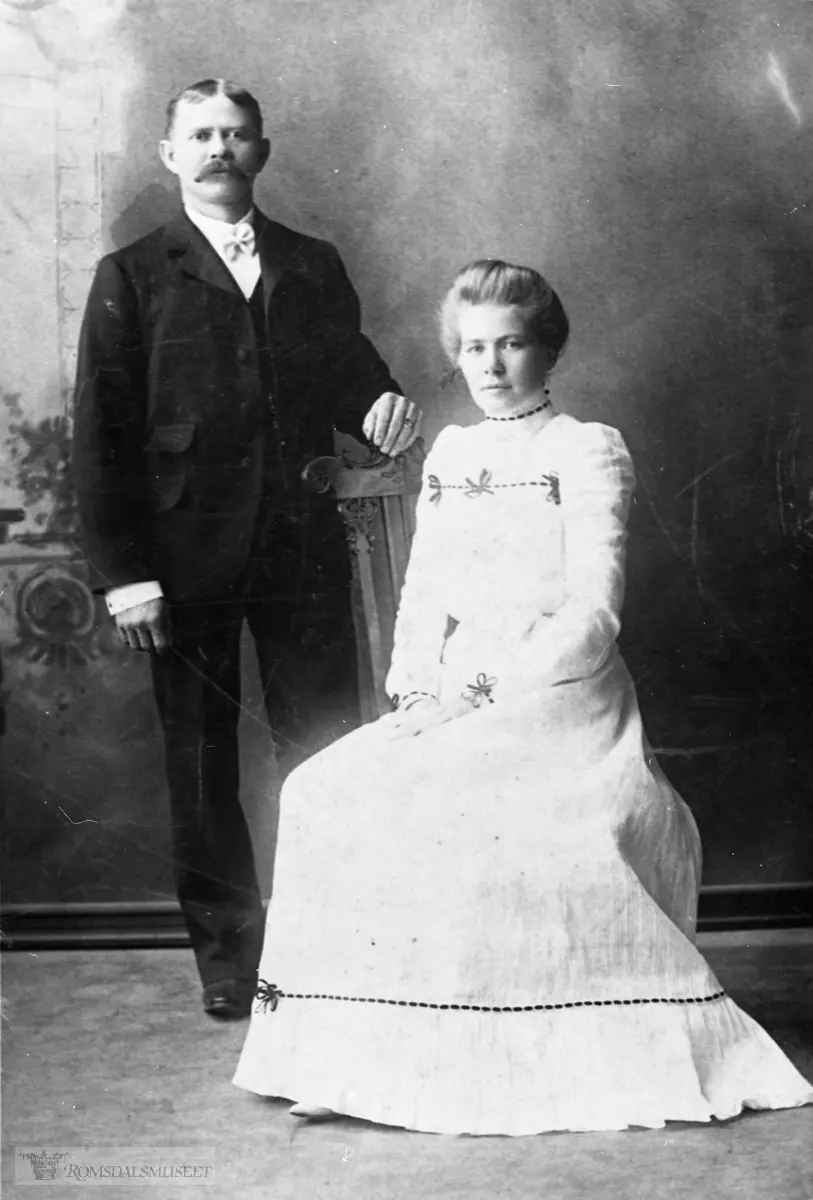 Brudebilde av Johanne Bugge f. 1874. Johanne utvandra til Amerika i 1893 og vart gift der..Bildet er teke i Amerika..ADRESSE: Nesset       Bugge        Bugge