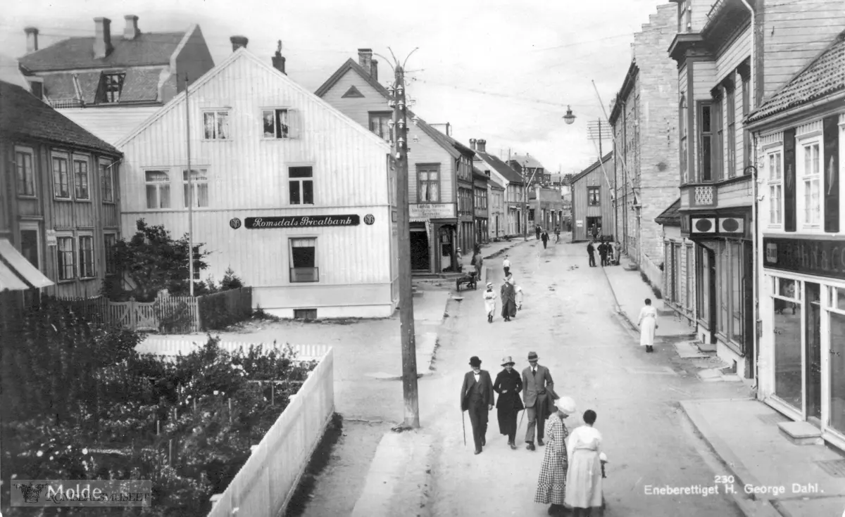 Storgata sett østover med Romsdal Privatbank oppstart i 1916 avviklet i 1934..Ludvig Sættem..N.P Dahl, Krohn & Co til høyre.