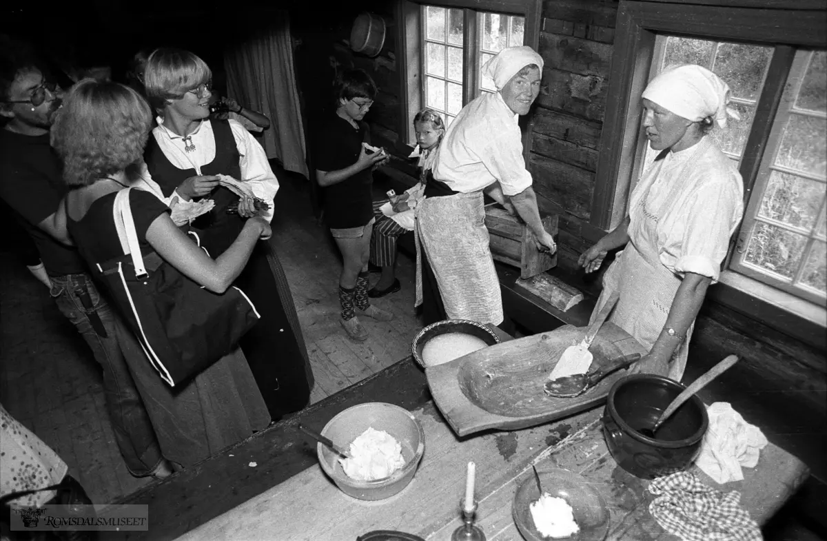 Olsok på Romsdalsmuseet i 1980..Kinning av smør på gammalt vis. .Medlemmar av Rødven bondekvinnelag kinnar smør i Hammervollstua.