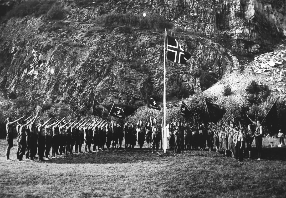 Speiderleir (Kretsleir), Sunndalsøra 1933. Flaggheising. Moldespeidernes bannere sees til venstre. (1 molde og 2 Molde)..