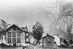 f.v Hotell Eikisdal, Iva (Iver) Nauste sitt hus umalt, Huset