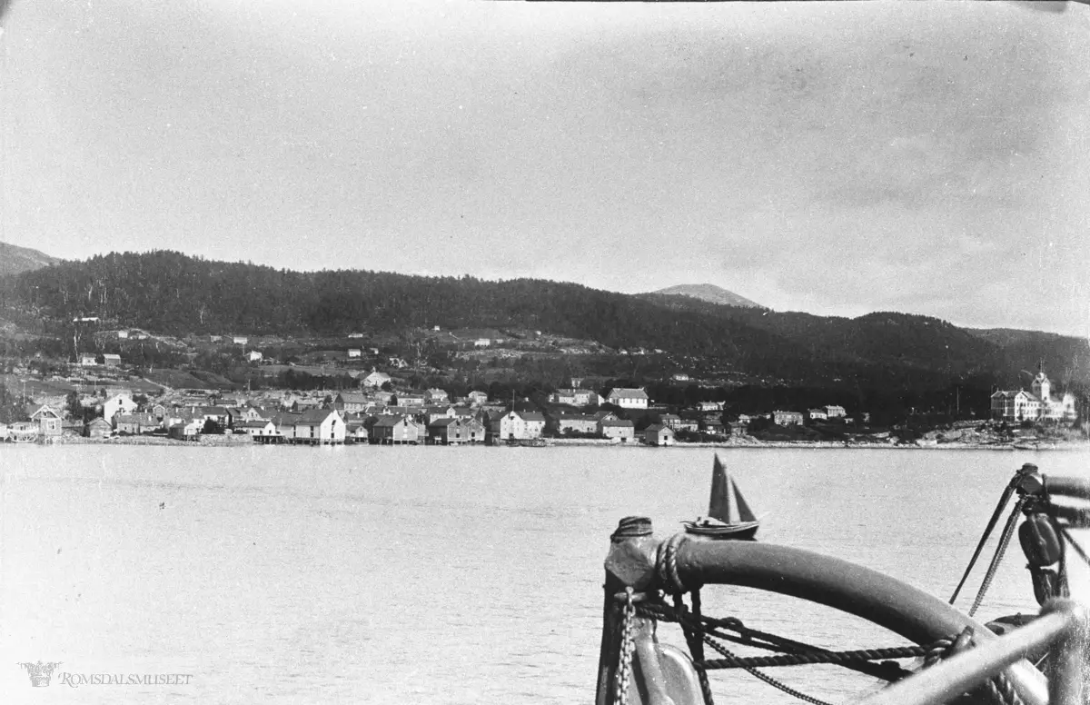Molde by sett fra sør..Molde sett fra fjorden, Grand Hotell til høyre i bildet.