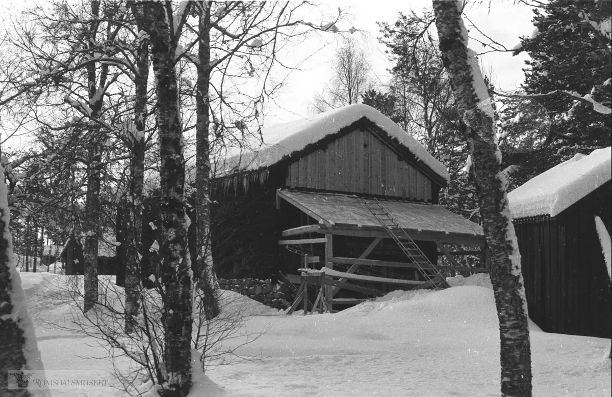 Sauefjøs fra Eide, Eidsbygda. Kopi av den opprinnelige svala ble bygd på i 1993.