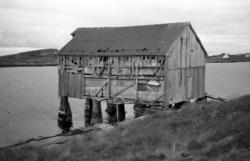 Naust (Sjøhus) Vikan, Hustad. .Skutholmen i bakgrunnen.