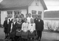 Elever på Risan skole 1922, inklusiv 6 konfirmanter.
