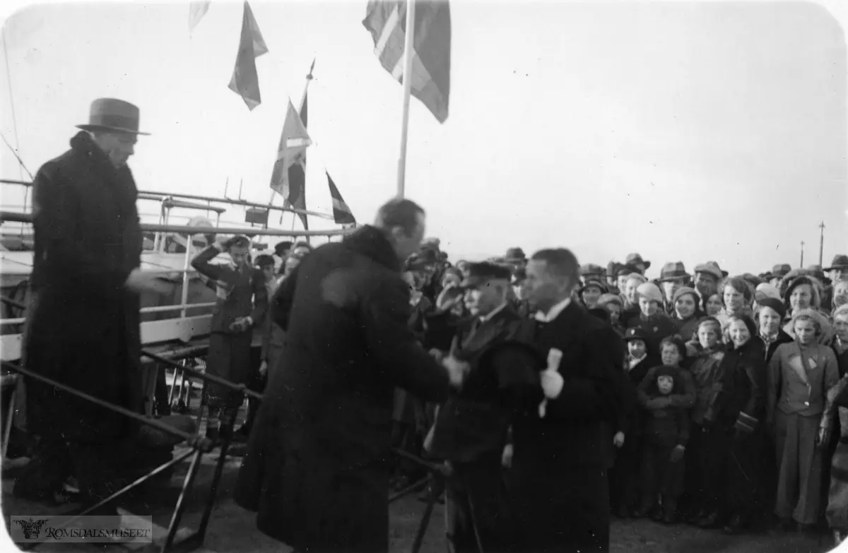 Oscar Hanssen tar imot Kronprins Olav, fylkesmann Utheim på landgangen.