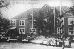 41.Skolegården (barna bespises på byens 150-årsdag 29.06.189