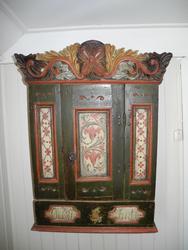 Skap kjøpt i Oppigard ca 1933 på auksjon etter Peder Pederse