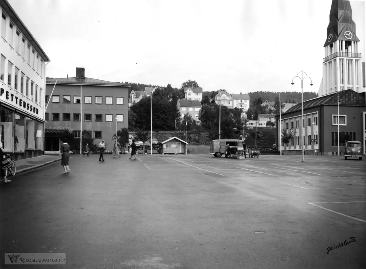 Molde Torg før Rådhuset ble bygd..Til venstre: S.Pettersson og Romsdals Fellesbank innvidd 1953. til høyre Molde Sparebank i forgrunnen av Molde kirke..