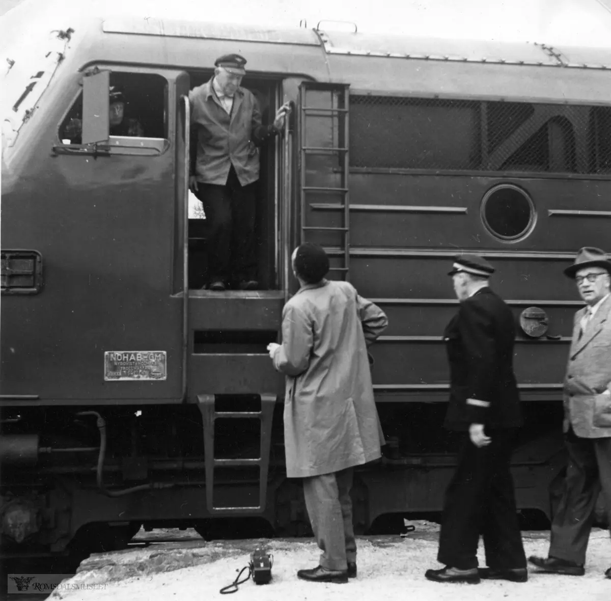 Nattoget Oslo-Åndalsnes morgenen 1.juni.1958, det første på Raumabanen med diesel-lokomotiv (3.605)...Lokomotivet var grønt.