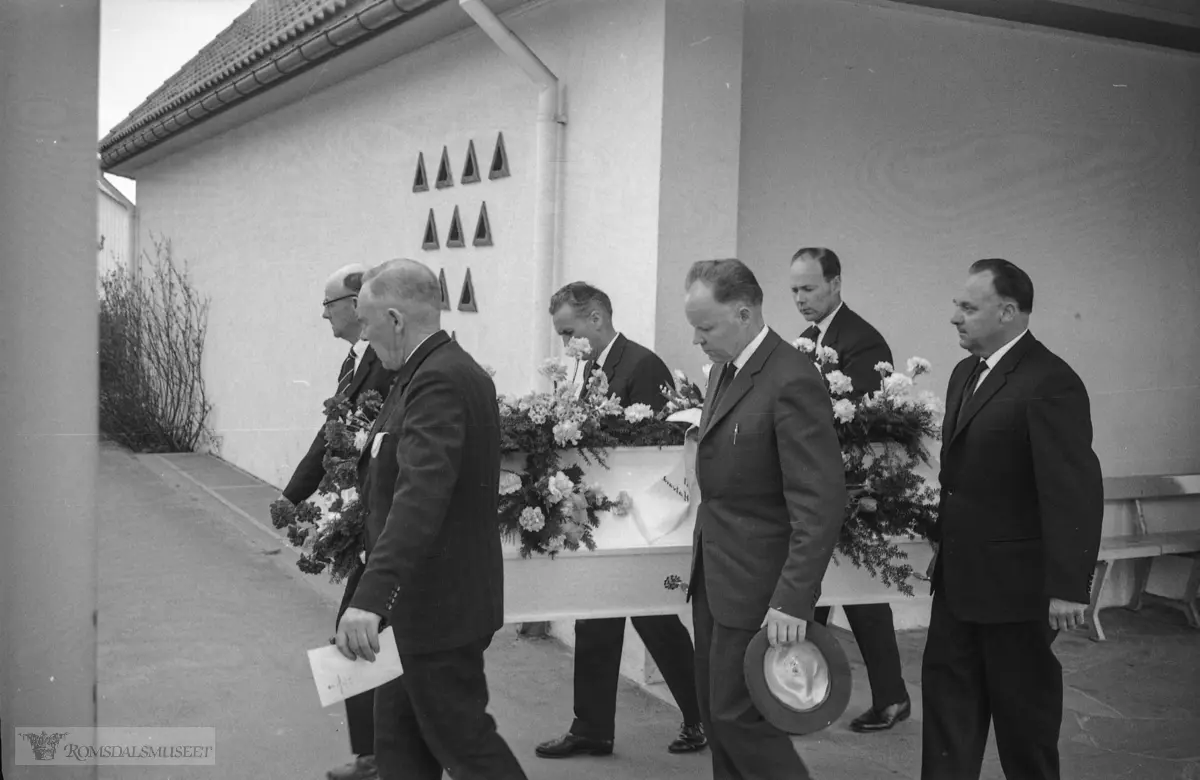 "Forsommeren 1964. Gravferd Fiksdal.".Muligens gravferden til Hans A Fiksdal f.28.02.1896 d.15.05.1964.