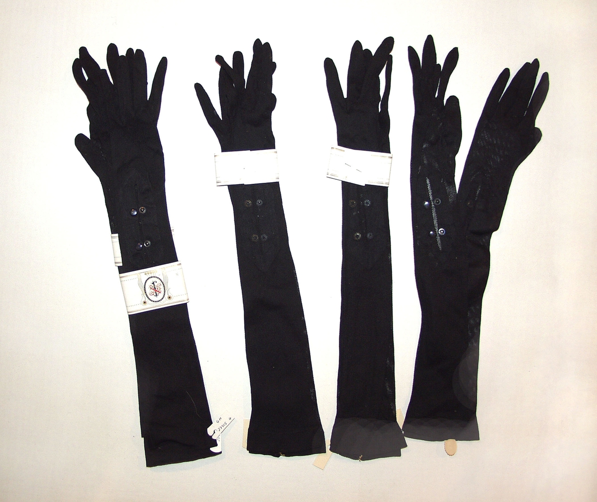 5 Stk.Svarte hansker til finbruk. De kommer fra butikkloftet Østmo Elverum.