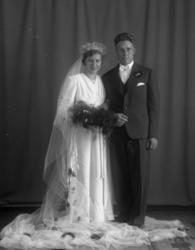 Brudepar,kjole og dress.
Birgit Bleiktvedt og Torleiv Rense