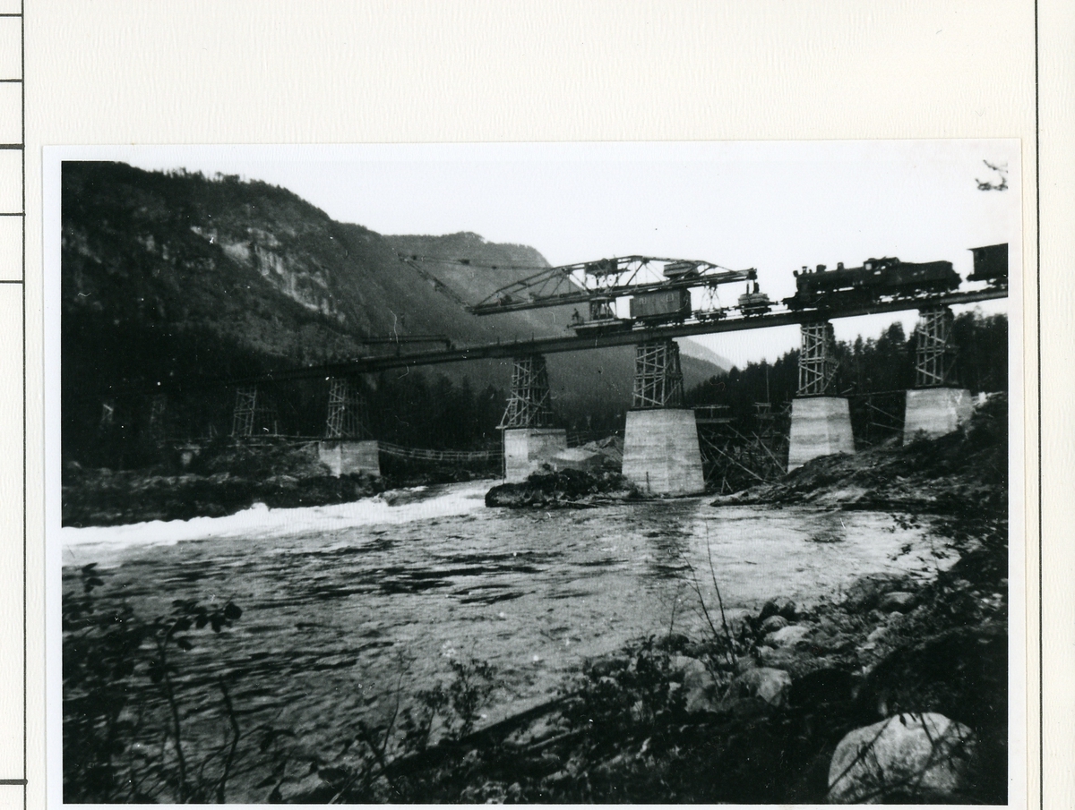 Landskap,bru.
Provisorisk jernbanebru ved Svenkerud.1940.