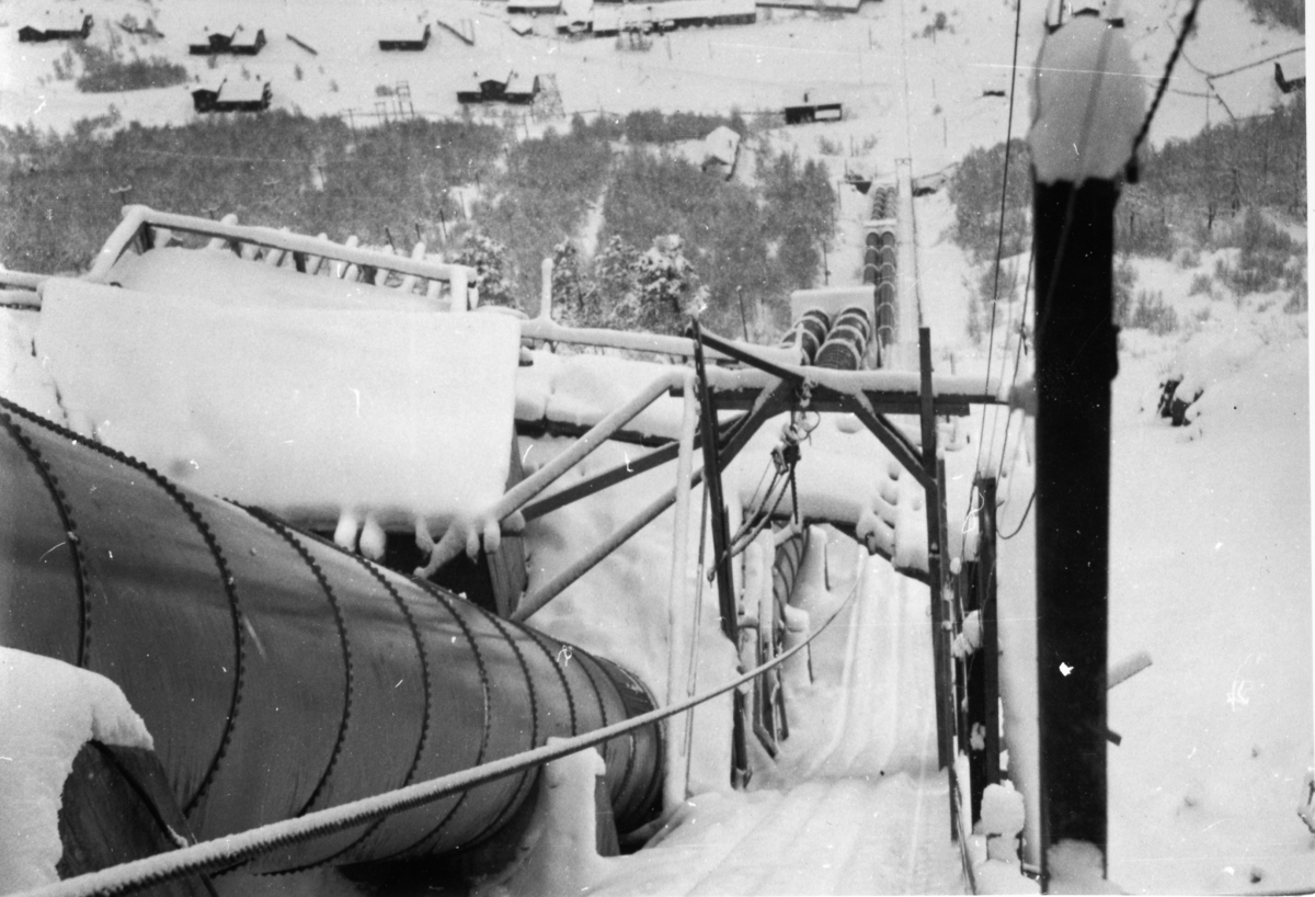 Oslo Lysverker. Snø på røyr m.v. nedanfor kloss 9. 2. februar 1952