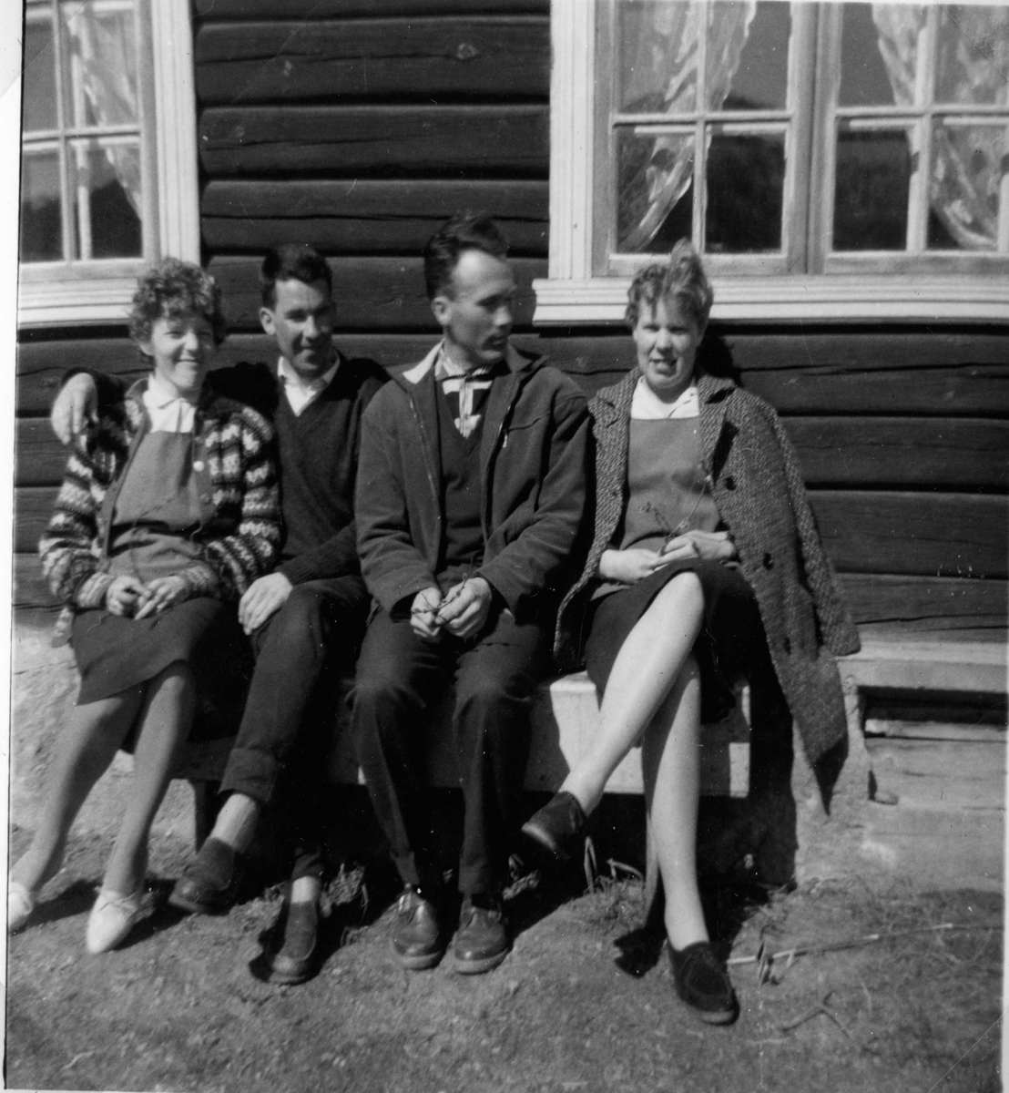 Familegruppe,jakke,genser,bukse og sko.
Frå v.Ingeborg Amundsen Bakko,Ola Bakko,Sigmund Bakko og Liv Karin Nesseie Bakko


