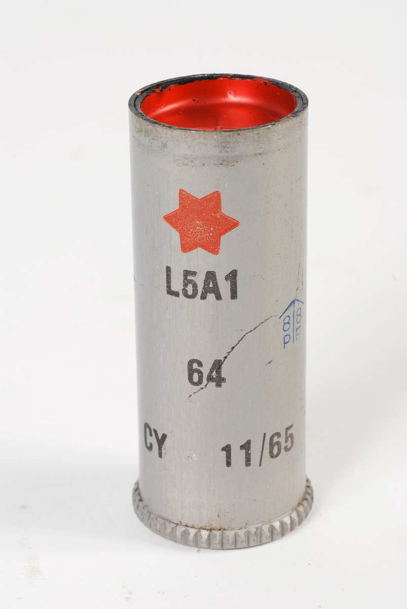 70 mm lang signalpatron til 1" signalpistol. Hylseranden er serratert over hele omkretsen. Den er merket 
Rød stjerne
L5A1
64
CY 11/65
