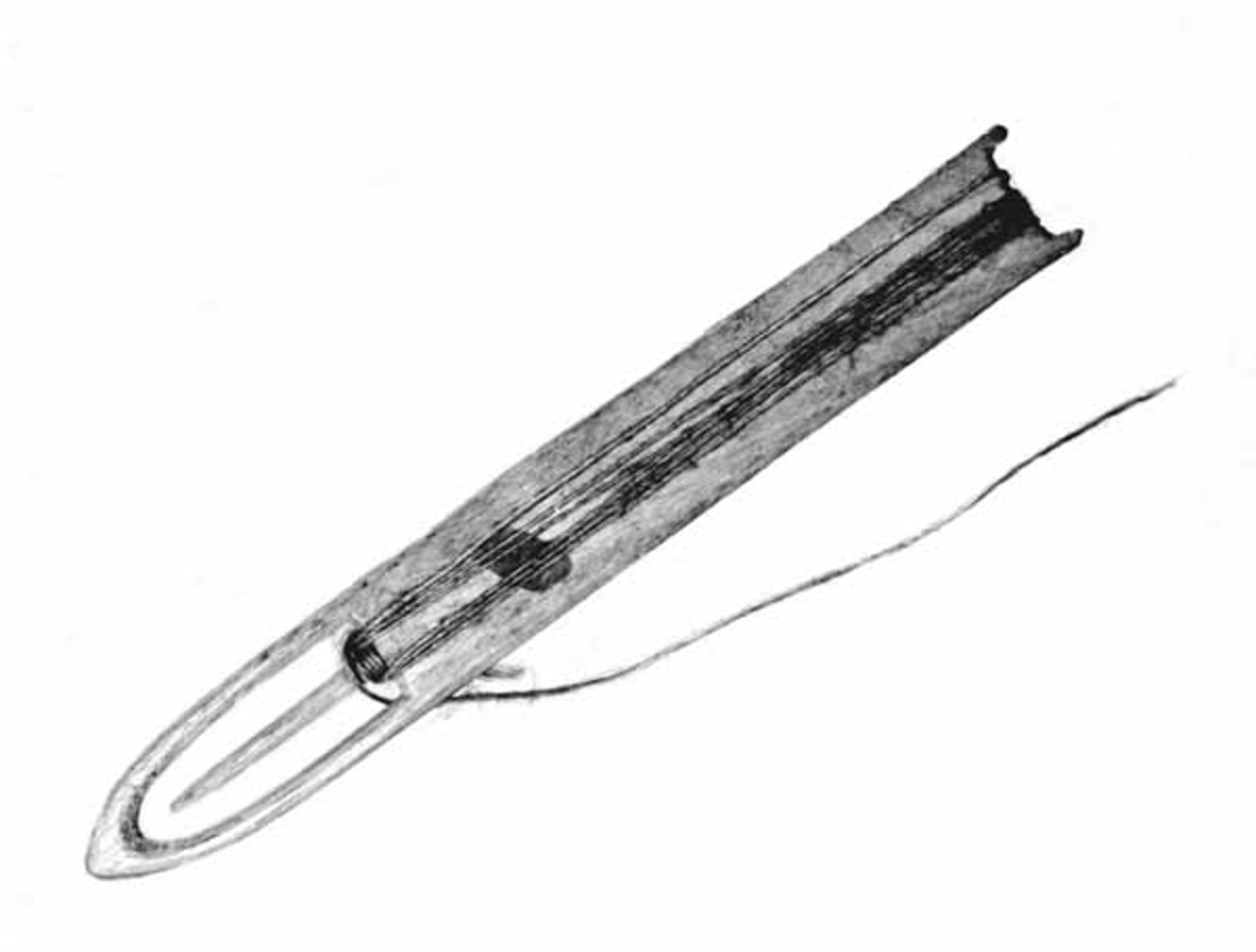 Garnnåla er trehvitog har litt lysegrønn lintråd sittende på. 
Nåla er laget og brukt av giverens far, Andreas Myrvold (1892-1961). 
Nåler av denne type og størrelse ble antagelig brukt til å binde gjeddegarn. 
