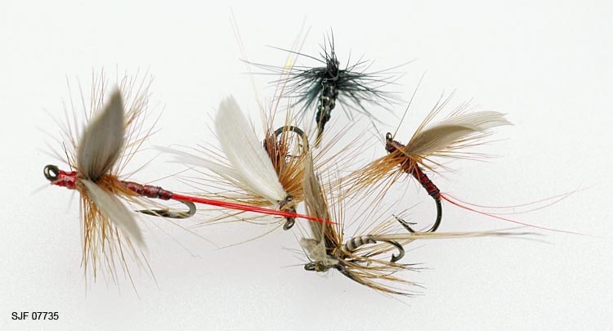 Tilstand: I forbindelse med omfotografering av gjenstander høsten 2002 fant OT Ljøstad at alle fluene i ett av eskens rom var helt ødelagte av møll, mens fluene i et annet rom var delvis ødelagte.  Skadene skyldes lagring i magasin C, som har temperaturforhold som møllen tåler. 

Boksen inneholder ialt 104 fluer. For å nevne noen: Red Tag og Black Gnat. Tørrfluen flyter og kan sees selv i dårlig belysning da den flyter høyt på grunn av de lange armene. Boksen har ialt 10 rom. Giveren har skrevet ei bok med navnet "Isfiske" sammen med Knut Rom. Giverens far var en ivrig sportsfisker og er gitt tittelen "Den fullendte sportsfisker". 