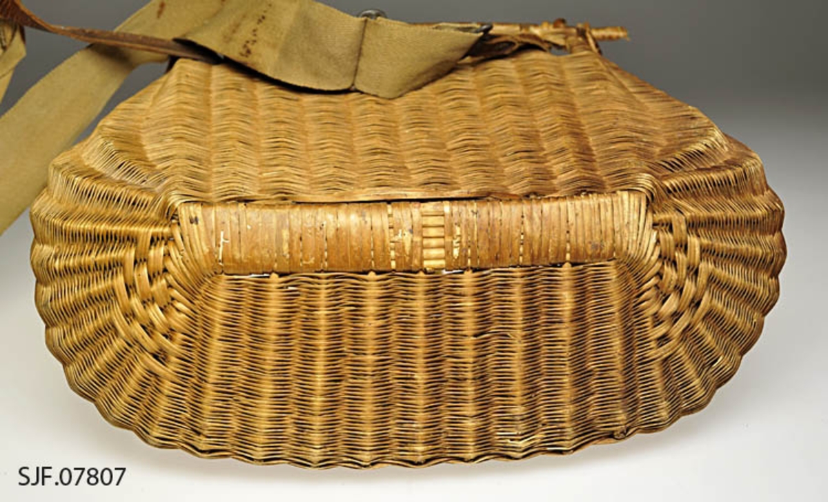 Fiskekurv er en flettet kurv med skulderrem til å bære fisken i, den mangler lokket. Kurven er ant. flettet av piltre (Salix). Skulderremene er laget delvis av strie og av lær. Fordelene ved å bruke kurv er at fisken ligger luftigere og mindre klemt enn i en pose eller veske. 
