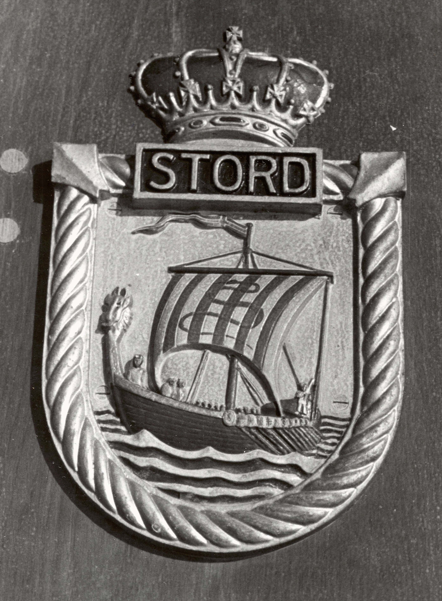 Motiv: Jageren Stords crest på fartøyets bro