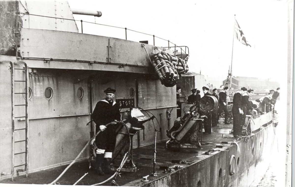 Motiv: Jageren STORD. Babord akterskip - Værskader etter kampene med "Scharnhorst" Løper inn i Scapa Flow
